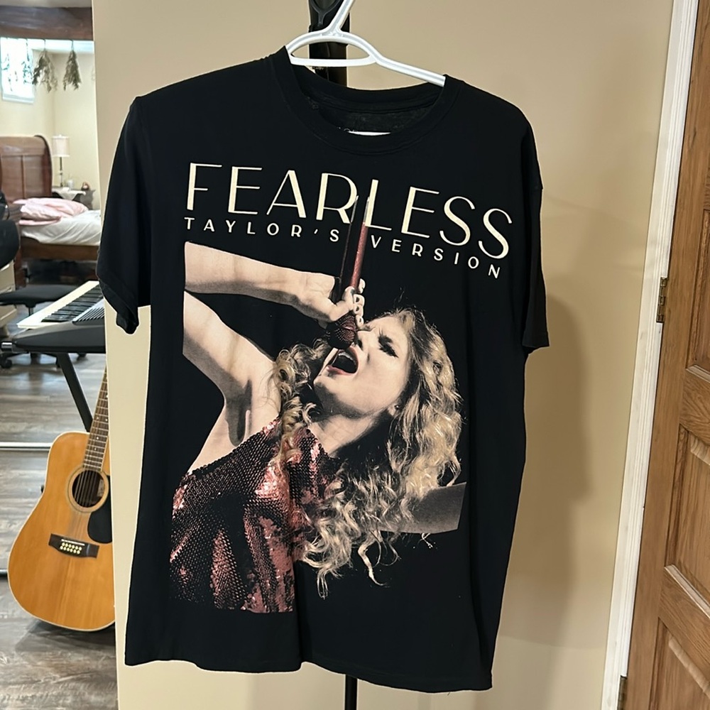 Taylor Swift official sold out merch from fearless tv in size M.
